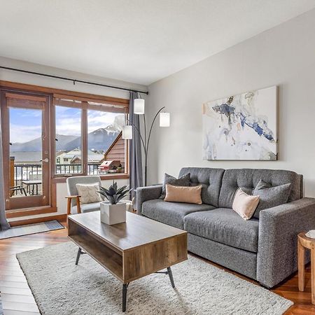 Alluring Mountain View Condo - Right In The Heart Of Downtown - Managed By Little Sister Getaways Canmore Exterior photo