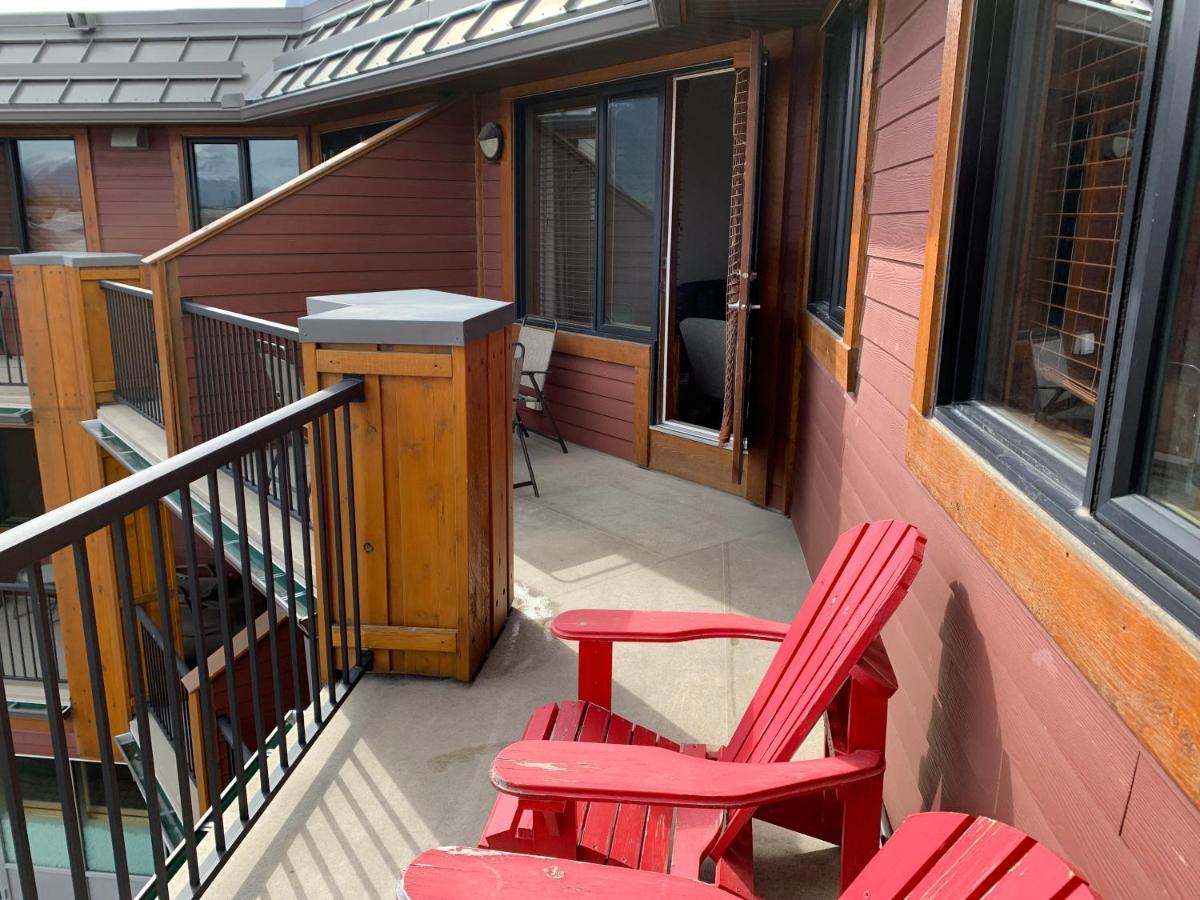 Alluring Mountain View Condo - Right In The Heart Of Downtown - Managed By Little Sister Getaways Canmore Exterior photo
