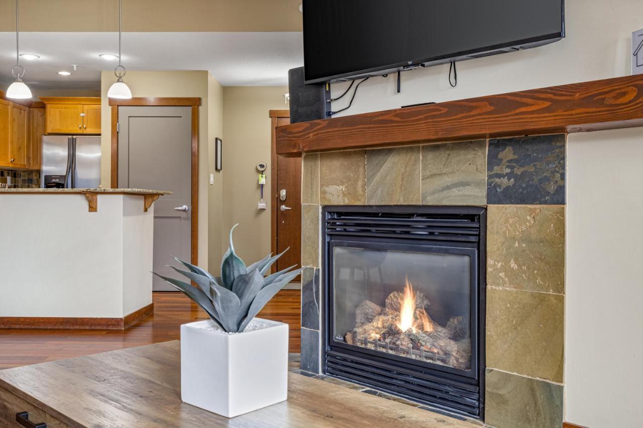 Alluring Mountain View Condo - Right In The Heart Of Downtown - Managed By Little Sister Getaways Canmore Exterior photo