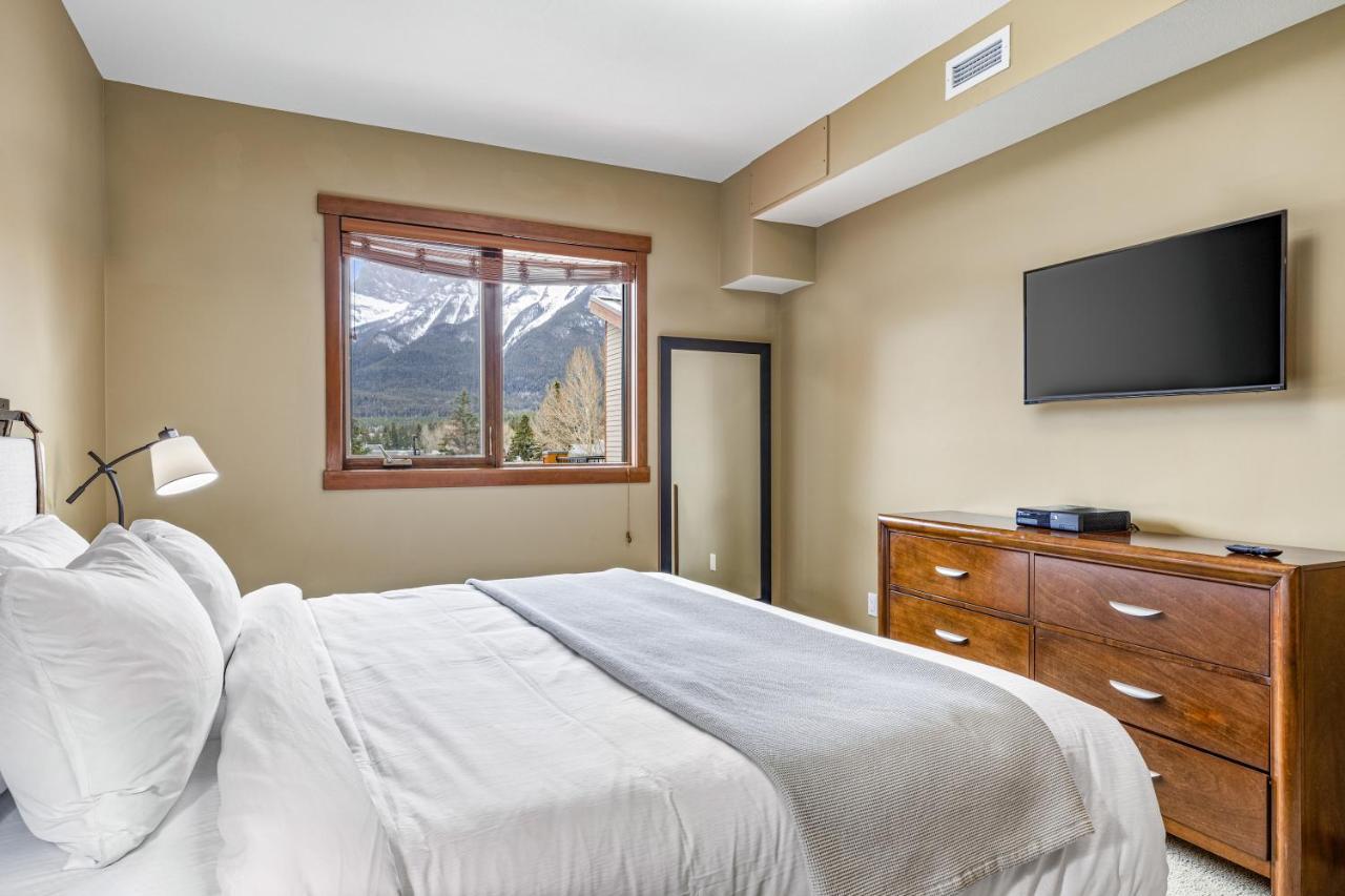 Alluring Mountain View Condo - Right In The Heart Of Downtown - Managed By Little Sister Getaways Canmore Exterior photo