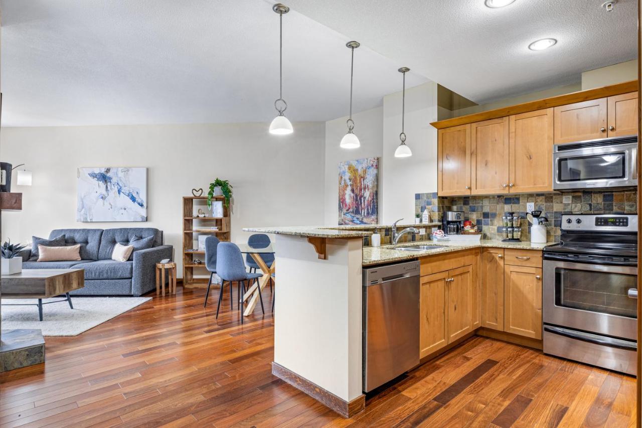 Alluring Mountain View Condo - Right In The Heart Of Downtown - Managed By Little Sister Getaways Canmore Exterior photo