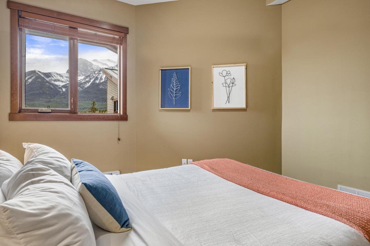 Alluring Mountain View Condo - Right In The Heart Of Downtown - Managed By Little Sister Getaways Canmore Exterior photo